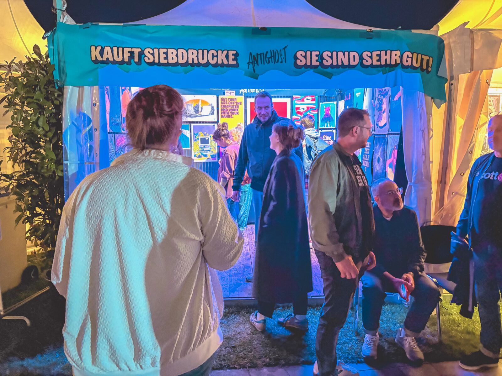 Antighost Stand am Abend - Kauft Siebdrucke sie sind sehr gut.
